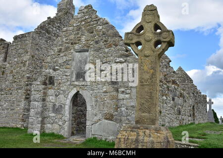 Réplique du 9ème siècle d'origine haute croix de grès appelée Croix du Sud pour des raisons de monastère de Clonmacnoise en Irlande. Banque D'Images