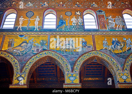 Mur nord de mosaïques représentant des scènes de la Bible dans l'Norman-Byzantine cathédrale médiévale de Monreale, province de Palerme, Sicile, Italie. Banque D'Images