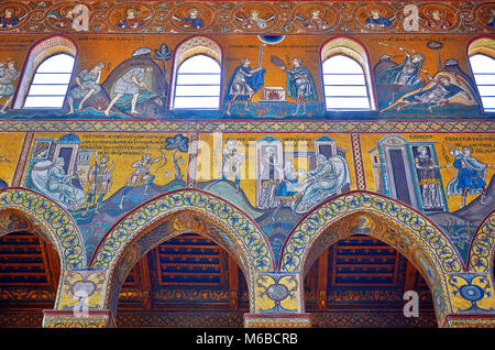 Mur nord de mosaïques représentant des scènes de la Bible dans l'Norman-Byzantine cathédrale médiévale de Monreale, province de Palerme, Sicile, Italie. Banque D'Images