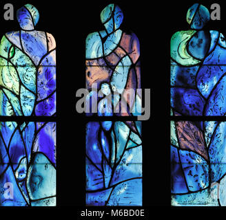 La création (troisième de cinq fenêtres illustrant la création de la vie) par Marc Chagall Tudeley, église, Kent, Angleterre Banque D'Images