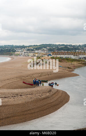 Canoës dans l'estuaire de Seaton Banque D'Images