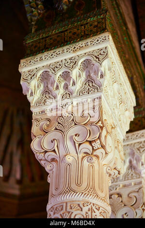 Nid d'Mocarabe berbère plâtre travail colonnes et chapiteaux dans le riad de la Kasbah de Telouet, Atlas, Maroc Banque D'Images