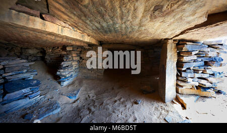 Chambre d'intérieur d'un tumulus funéraire nord du Sahara dans les collines à 20km à l'est de Taouz, Maroc Banque D'Images