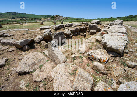 Photo et image de la tombe des géants préhistoriques fondation nuragique de ruines, les complexes nuragiques préhistoriques de Tamuli, Macomer, Sardaigne. Banque D'Images