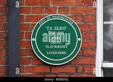 Plaque commémorant vert TS Eliot qui a vécu dans cet immeuble - à Crawford Mansions, Homer Row, City of Westminster, London W1. Banque D'Images