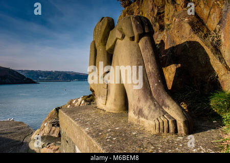 Le soleil amant sculpture par John Cleal en basse-ville, port de Fishguard, Pembrokeshire, Pays de Galles Banque D'Images