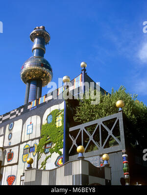 L'incinérateur de déchets Spittelau, Vienne, Autriche. L'extérieur du bâtiment a été conçu par l'artiste et designer Friedensreich Hundertwasser. Banque D'Images