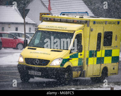 La conduite d'une ambulance pendant les tempêtes de la bête de l'Est, qui a frappé le Royaume-Uni en février 2018 Banque D'Images