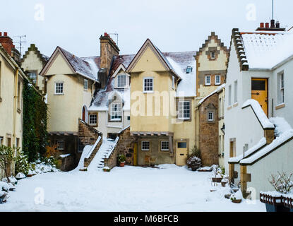 Cheval Blanc historique près du Royal Mile après de fortes chutes de neige à Edinburgh, Ecosse, Royaume-Uni Banque D'Images