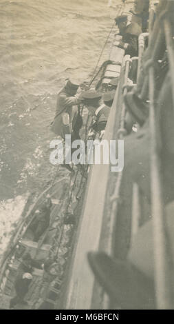 Photographie, c1900 Antique man climbing gréements à steamship. Banque D'Images