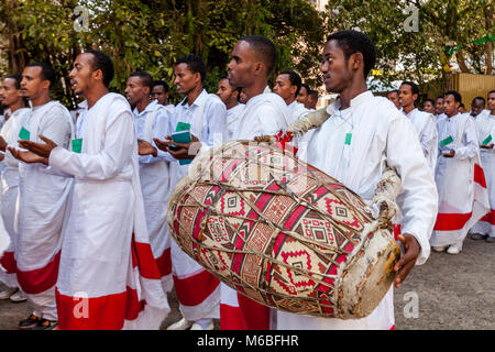 Les chrétiens orthodoxes éthiopiens habillés en blanc traditionnel célébrer Timkat (Epiphanie) à Kidist Mariam Église, Addis Abeba, Ethiopie Banque D'Images