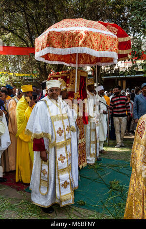 Une procession de prêtres et diacres éthiopien orthodoxe laissant Kidist Mariam Église durant les célébrations de Timkat (Epiphanie), Addis Abeba, Ethiopie Banque D'Images