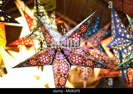 Étoile de Noël suspendu à un décrochage Banque D'Images