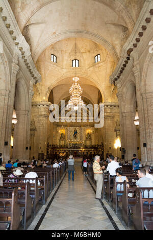 La Havane, Cuba - décembre 3, 2017 : Cathédrale de La Havane (Cuba) à l'intérieur avec des fidèles et touristes dans un dimanche de décembre Banque D'Images