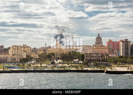 La Havane, Cuba - 10 décembre 2017 : Panorama de La Havane avec de la fumée sur la ville Banque D'Images