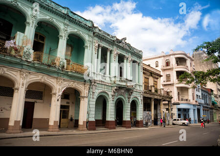 La Havane, Cuba - 11 décembre 2017 : Façades de palais dans le Paseo del Prado à La Havane (Cuba) Banque D'Images