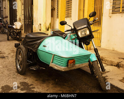 La Havane, Cuba - 11 décembre 2017 : Ancien side-car garé dans une rue de la vieille Havane Banque D'Images