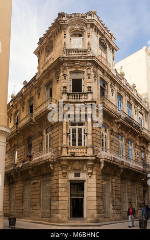 La Havane, Cuba - 11 décembre 2017 : Ancienne et en décomposition, dans le centre de la vieille Havane Banque D'Images