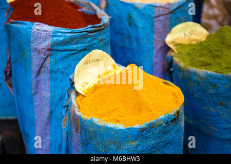 Épices colorées (curcumine, henné et Paprika rouge) en vente dans les souks (Marché) à Fès, Maroc Banque D'Images