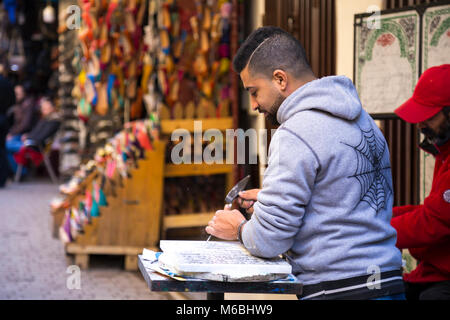 Un homme tenant un marteau et un burin, gravure d'une pierre tombale, Fès el-Bali, Fès, Maroc, Afrique du Nord Banque D'Images