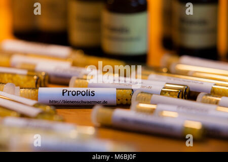 Tubes en verre médical avec des globules de propolis Banque D'Images