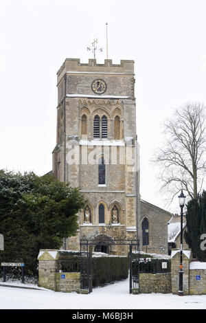 Saint Peter's Church, à Brackley, dans la neige. Banque D'Images