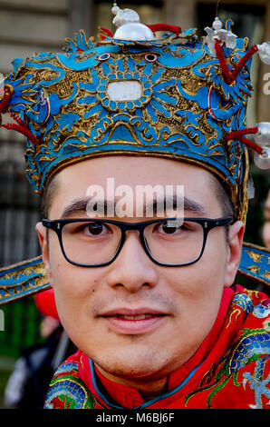 Londres, UK - OCT. 18, 2018 : portrait de jeune homme chinois avec costume traditionnel et à la célébration du Nouvel An chinois à Londres, au Royaume-Uni. Banque D'Images