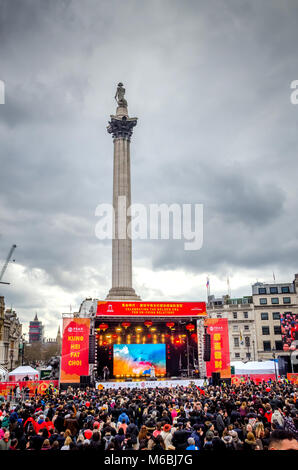 Londres, UK - OCT. 18, 2018 : Célébration du Nouvel An chinois à Trafalgar Square, Londres, Royaume-Uni. Performances diverses assisté par la foule de milliers. Banque D'Images