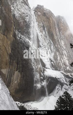 La région de Yosemite Falls Vue panoramique du paysage de glace pendant la tempête de neige sur le sentier de randonnée dans le Parc National de Yosemite Banque D'Images