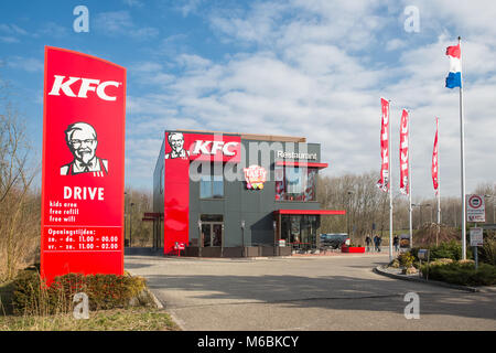 Parking près de l'autoroute néerlandaise avec restaurant de fast-food KFC Banque D'Images