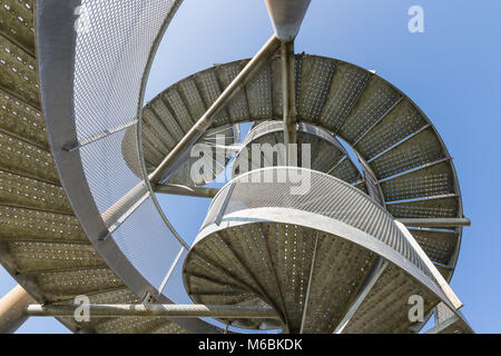 Tour faite d'escaliers en spirale près de l'aéroport de Lelystad, Pays-Bas Banque D'Images