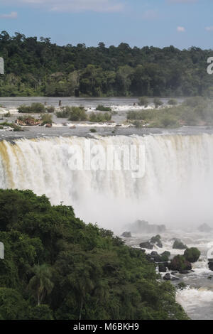 Chutes d'Iguaçu - Le plus grand système de chutes d'eau dans le monde Banque D'Images