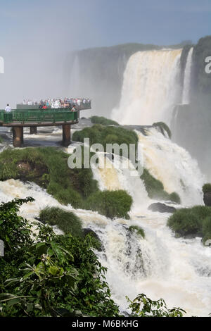 Foz do Iguaçu, PR / Brésil - 03 Avril 2011 : Les gens d'admirer les chutes Banque D'Images
