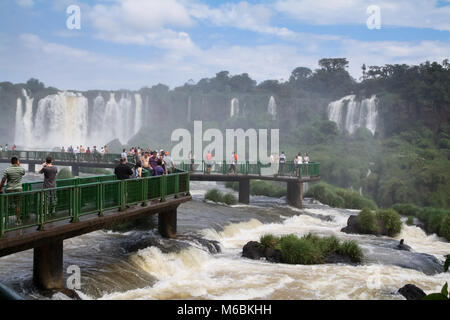 Foz do Iguaçu, PR / Brésil - 03 Avril 2011 : Les gens d'admirer les chutes Banque D'Images