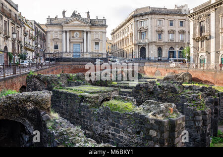 Catane, Italie - 7 novembre, 2015 : une vue de l'amphithéâtre romain et l'église de San Biagio, également connu sous le nom de l'église de St.Agatha au four Banque D'Images