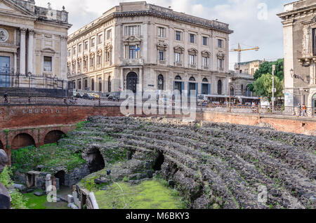 Catane, Italie - 7 novembre, 2015 : une vue de l'Amphithéâtre romain dans le centre de la ville de Catane. Banque D'Images