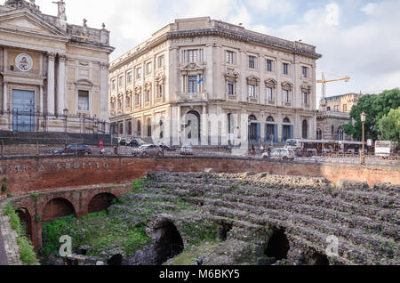 Catane, Italie - 7 novembre, 2015 : une vue de l'Amphithéâtre Romain en face de l'église de San Biagio, également connu sous le nom de l'église de Sainte Agathe Banque D'Images