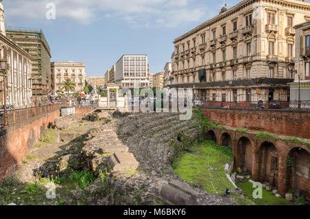 Catane, Italie - 7 novembre, 2015 : une vue de l'amphithéâtre romain et Stesichorus Square avec Bellini's Monument en arrière-plan Banque D'Images