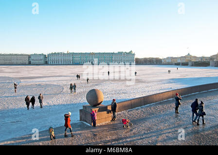 SAINT-Pétersbourg, Russie, le 21 janvier 2017 : les gens marcher sur la glace de la rivière Neva, près du Pont du Palais et de la Vieille Bourse de Saint-Pétersbourg Banque D'Images