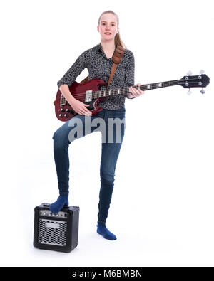 Teen blonde fille avec guitare basse électrique contre fond blanc Banque D'Images