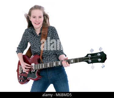 Teen blonde fille avec guitare basse électrique contre fond blanc Banque D'Images