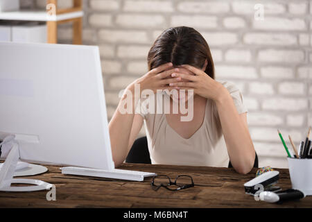 Businesswoman souffrant de migraine de toucher son front Banque D'Images