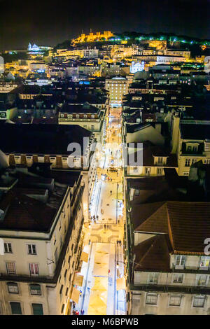 Lisbonne, Portugal - 29 janvier 2011 : vue depuis l'ascenseur de Santa Justa, Elevador de Santa Justa, à travers le centre historique pour le château Sao Jorge, bleu ho Banque D'Images