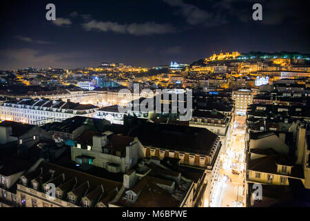 Lisbonne, Portugal - 29 janvier 2011 : vue depuis l'ascenseur de Santa Justa, Elevador de Santa Justa, à travers le centre historique pour le château Sao Jorge, bleu ho Banque D'Images