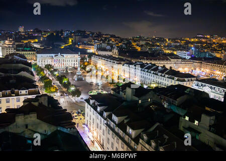 Lisbonne, Portugal - 29 janvier 2011 : vue depuis l'ascenseur de Santa Justa, Elevador de Santa Justa, à travers le centre historique pour le château Sao Jorge, bleu ho Banque D'Images