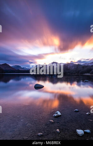 Les nuages se déplaçant à travers le ciel par un jour de vent dans le district du lac à Keswick par la rive de Derwentwater. Banque D'Images