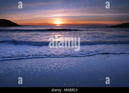 Une vue de Clachtoll Bay, à l'ensemble de l'océan Atlantique, au coucher du soleil. Banque D'Images