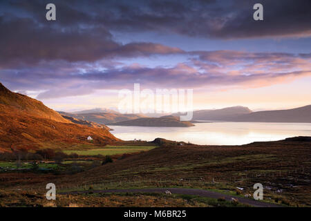 Une vue d'hiver sur la côte à Wester Ross vers Loch Broom au coucher du soleil. Banque D'Images