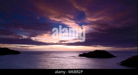 Vue d'une soirée de Strumble Head, Pembrokeshire au coucher du soleil. Banque D'Images