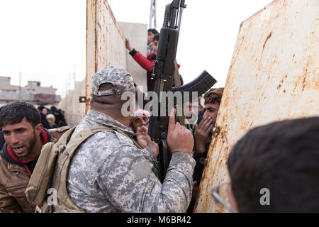 Mossoul, Irak. 8 décembre 2016 - Local Mossoul civils empêcher les autres de se rendre dans un centre de distribution de l'Organisation des Nations Unies, de l'Iraq à Mossoul. Pendant ce temps, Banque D'Images